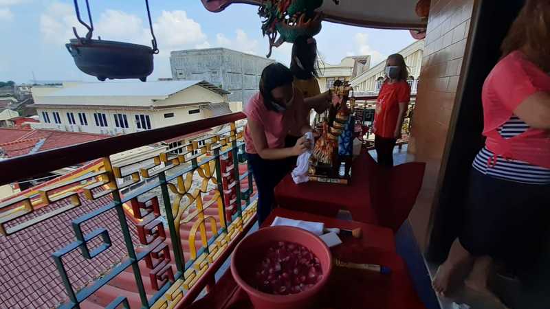 Begini Kesibukan Klenteng Hwie Ing Kiong Madiun Menyambut Imlek 2573