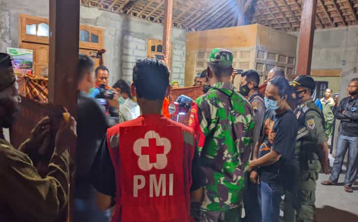 Petugas memeriksa jenazah yang ditemukan di persawahan di Desa Patihan, Kecamatan Sidoharjo, Sragen, Rabu (5/11/2022) malam. (Istimewa/PMI Sragen)