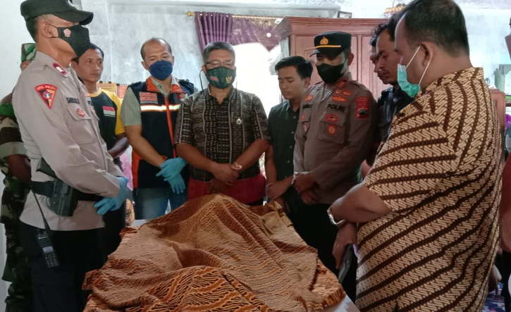Pparat menyerahkan jenazah korban yang berumur lima tahun kepada keluarga di Dukuh Ngundaan RT 003, Desa Glonggong, Gondang, Sragen, Kamis (13/1/2022). (Istimewa/Polsek Gondang)
