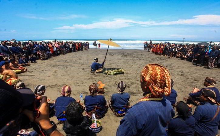 Sejumlah abdi dalem Keraton Jogja berdoa dalam upacara Labuhan Parangkusumo di Pantai Parangkusumo, Bantul, DIY. (Antara Foto/Andreas Fitri Atmoko)
