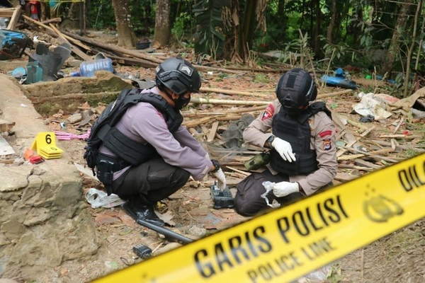 Anggota Satbrimob Polda Banten menyisir lokasi ledakan yang mengakibatkan satu orang meninggal dunia dan satu orang lainnya luka berat di Cimanggu, Pandeglang, Banten, Senin (10/1/2022). ANTARA/Mulyana