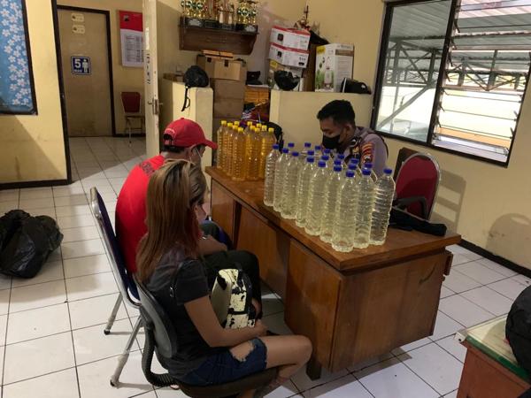 Perempuan Cantik Tertangkap Polisi saat Angkut Ciu Pakai Mobil di Solo