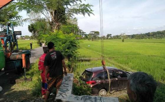 mobil nyungsep klaten