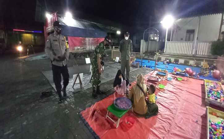 Tim gabungan mengimbau masyarakat di Mojolaban, Sukoharjo, agar mematuhi protokol kesehatan. (sukoharjokab/go.id)