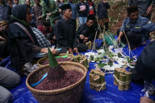 Sejumlah warga menata makanan untuk sesaji saat mengikuti serangkaian acara budaya Jumadilawal Nyadran Gunung Raga Kusuma di Desa Silurah, Kecamatan Wonotunggal, Kabupaten Batang, Provinsi Jawa Tengah, Jumat (10/12/2021). Jumadilawal Nyadran Gunung Raga Kusuma yang diikuti oleh warga Silurah dengan rangkaian kegiatan budaya seperti ider-ider desa, potong kambing, selamatan, dan pentas ronggeng tersebut sebagai wujud melestarikan budaya Jawa. (Antara/Harviyan Perdana Putra)