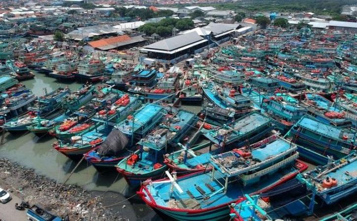 Foto udara ratusan kapal nelayan tertambat di Pelabuhan Jongor, Tegal, Jawa Tengah, Rabu (19/1/2022). (Antara Foto/Oky Lukmansyah)