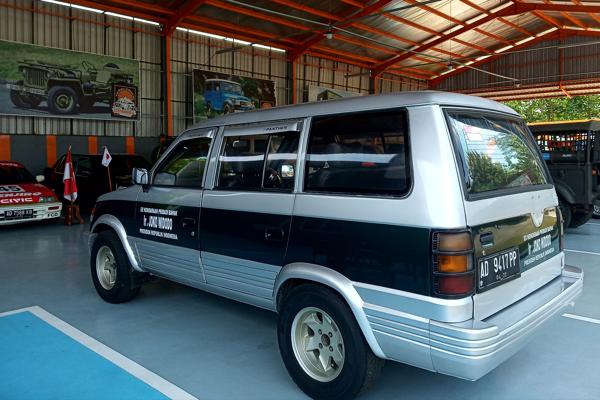 Mobil Panther Bonet bekas milik Joko Widodo sewaktu menjabat Wali Kota Solo, Jumat (14/1/2022). (Solopos.com/Luthfi Shobri Marzuqi)