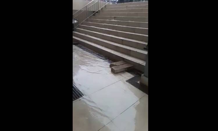 Pasar Legi Solo Banjir, Pedagang: Ngarep Kios Banyune Gumrojog Lur!