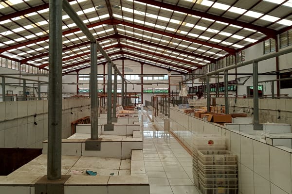 Kondisi bangunan baru Pasar Wuryantoro, Wonogiri. Hanya tampak satu pedagang yang menempati los, Senin (17/1/2022). (Solopos/Luthfi Shobri Marzuqi)