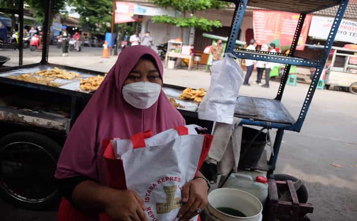 Salah satu pedagang kaki lima yang bertemu langsung dengan Presiden Joko Widodo akrab disapa Jokowi di Pasar Gemolong, Sragen, (5/1/2021). (Espos/Wahyu Prakoso)