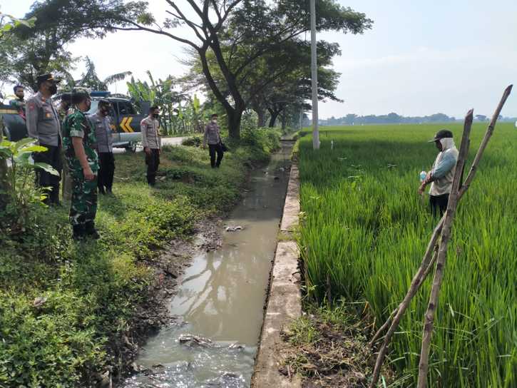 Aparat gabungan Polri, TNI, dan Pemerintah Kecamatan Ngrampal, Sragen, melakukan sosialisasi kepada petani supaya tidak memasang jebakan tikus menggunakan listrik di wilayah persawahan Desa Bandung, Ngrampal, Sragen, Selasa (11/1/2022). (Istimewa/Polres Sragen)