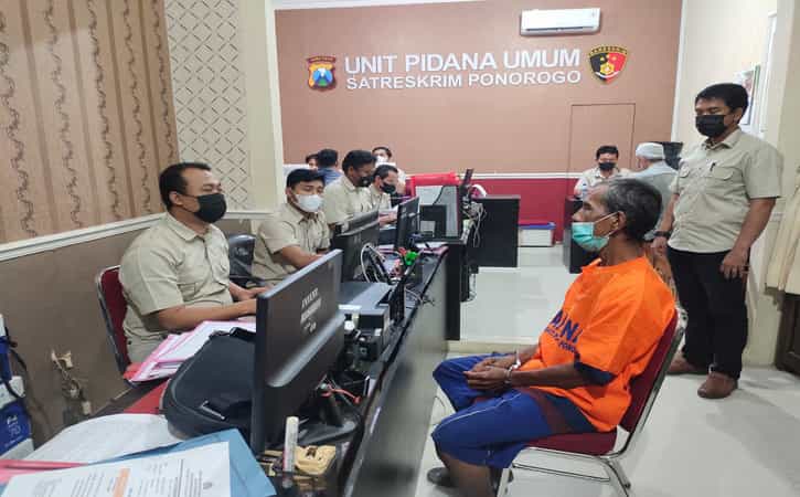 Tega! Pria Ponorogo Aniaya Ibu Kandung Gara-Gara Uang Penjualan Kayu