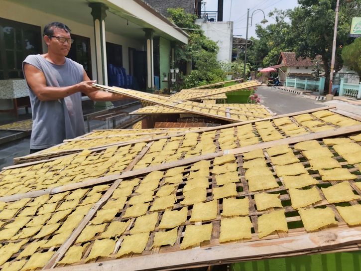Harga Minyak Goreng Masih Tinggi, Perajin Karak Di Karanganyar Sambat