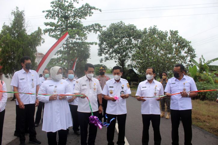Wabup Suroto memotong pita bersama Bupati dan pejabat tinggi di lingkungan Pemkab Sragen saat meresmikan Jalan Sonorejo-Gondang di wilayah Sambungmacan, Sragen, Rabu (12/1/2022). (Solopos.com/Tri Rahayu)