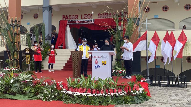 Ketua DPR RI Puan Maharani menandatangani prasasti peresmian Pasar Legi Solo, Kamis (20/1/2022). (Solopos/Mariyana Ricky PD)