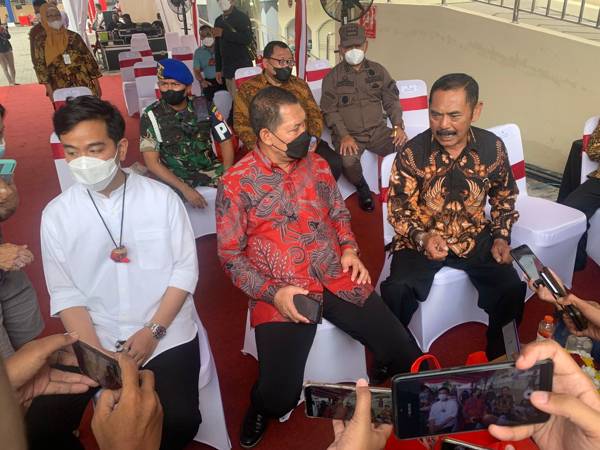 Mantan Wali Kota Solo FX Hadi Rudyatmo berbincang dengan Wakil Wali Kota Solo Teguh Prakosa saat acara peresmian Pasar Legi Solo, Kamis (20/1/2022). (Solopos/Mariyana Ricky PD)
