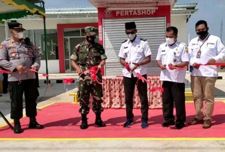 Kepala Desa Bendungan, Agus Sukron (tengah), meresmikan Pertashop yang merupakan unit usaha BUMDes Sido Mukti Bendungan, Kedawung, Sragen, pekan lalu. (Istimewa/Tommy Wibowo)