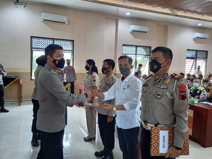 Kapolres Sragen, AKBP Yuswanto Ardi, menyerahkan rencana pendistribusian anggaran tahun anggaran 2022 kepada jajaran Polres Sragen di Aula Setya Haprabu Polres Sragen, Rabu (12/1/2022). (Istimewa/Dokumentasi Polres Sragen)