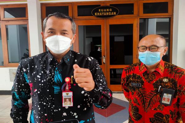 Ketua Satgas Penanganan Covid-19 Wonogiri yang juga Bupati Wonogiri, Joko Sutopo (kiri), memberi keterangan ihwal pencegahan penularan Covid-19 di Setda Wonogiri, Kamis (27/1/2022). (Solopos.com/Rudi Hartono)