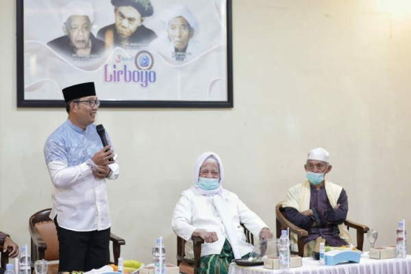 Gubernur Jawa Barat Ridwan Kamil saat mengunjungi Pesantren Lirboyo, Kota Kediri, Kamis (20/1/2022) malam. (ANTARA/HO-Humas Pemprov Jabar)