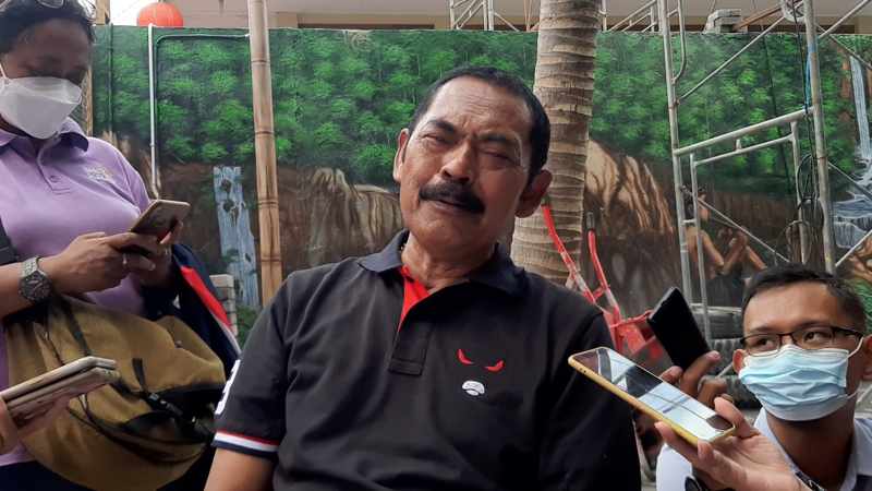 Ketua DPC PDIP Solo, FX Hadi Rudyatmo, saat diwawancarai wartawan seusai kegiatan penanaman pohon di Sungai Bengawan Solo dalam rangka HUT PDIP dan ulang tahun Megawati Soekarnoputri, Minggu (23/1/2022) siang. (Solopos/Kurniawan)
