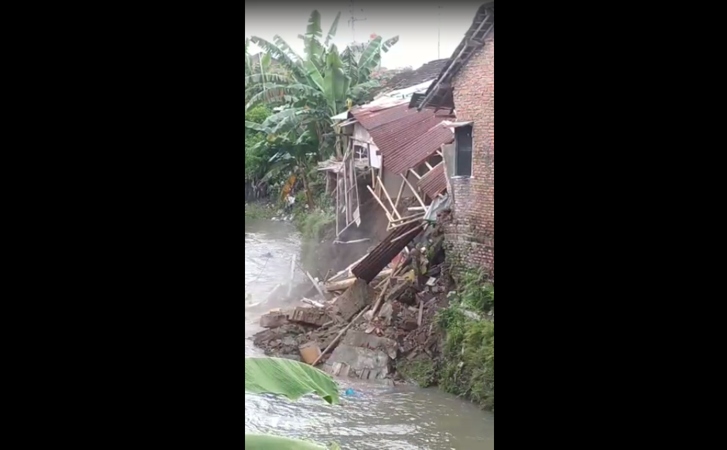 1 Rumah di Pinggir Sungai Wilayah Pajang Solo Mendadak Ambrol