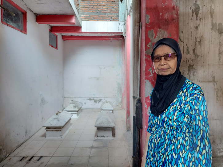 Nenek Sutadi, 73, menunjukkan makam kerabat Mangkunegaran yang menyatu dengan bangunan rumahnya di Jalan Sutan Syahrir, Kestalan, Banjarsari, Solo. Sabtu (29/1/2022). (Solopos.com/Ika Yuniati)