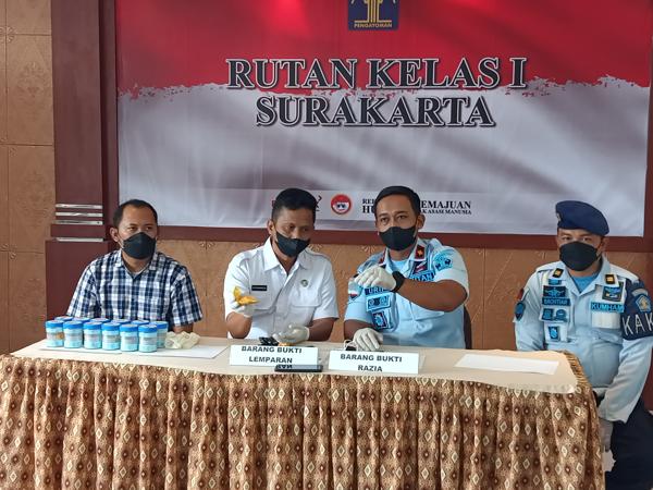 Kepala Rutan Solo, Urip Dharma Yoga (kedua dari kanan), bersama Kepala BNN Kota Solo, Kombes Pol Ari Kurniawansyah, menunjukkan paket misterius yang ditemukan di dalam Rutan Solo, Kamis (27/1/2022). (Solopos/Bayu Jatmiko Adi)