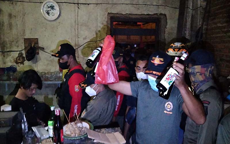 Diadukan Warga, Warung & Kafe Miras di Semarang Digerebek Satpol