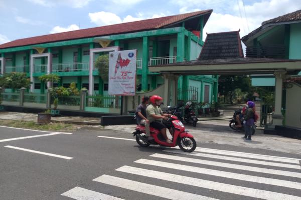 Kondisi SMAN 1 Polanharjo yang ditutup sementara menyusul diketahui seorang guru positif Covid-19. Seorang guru yang terpapar virus corna bermula dari uji petik swab antigen di sekolah setempat. Foto diambil, Jumat (21/1/2022). (Solopos.com/Ponco Suseno)