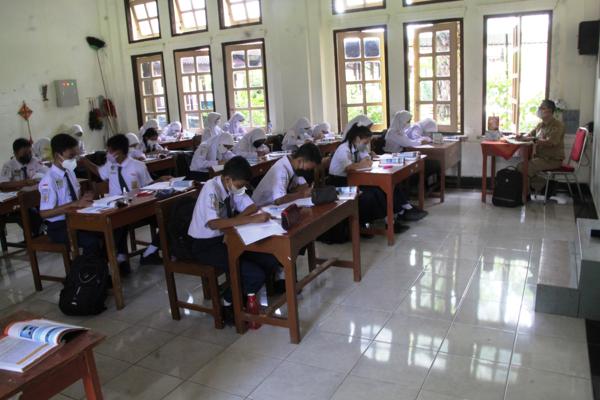Siswa SMPN 2 Klaten mengikuti pembelajaran tatap muka (PTM) 100 persen, Senin (3/1/2022). (Solopos.com/Taufiq Sidik Prakoso)