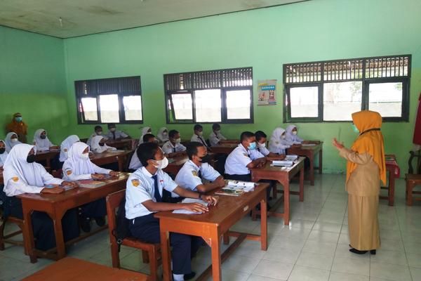 Siswa SMPN 4 Delanggu, Klaten, mengikuti PTM secara full di sekolah setempat, Senin (3/1/2022). (Solopos.com/Ponco Suseno)
