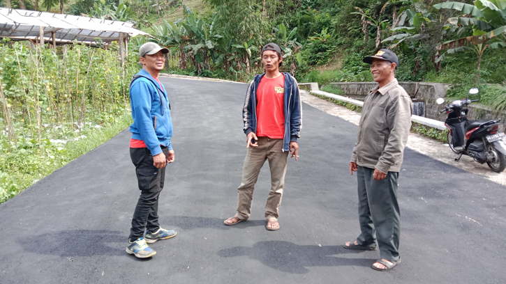 Warga menunjukkan lahan yang digunakan desa sebagai akses menuju Air Terjun Jumog di Desa Berjo, Kecamatan Ngargoyoso, Karanganyar, Jumat (14/1/2022). (Solopos.com/Akhmad Luidyanto)