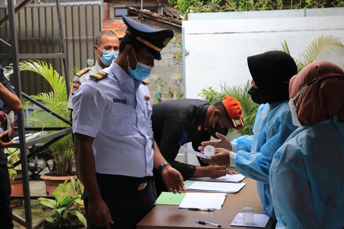 Pegawai PT KAI Daop 6 Yogyakarta menjalani tes urine deteksi narkoba di di kantor Unit Pelaksana Teknis Kru KA dan Kantor Daop 6 Yogyakarta, Kamis (27/1/2022). (Istimewa/PT KAI Daop 6 Yogyakarta)