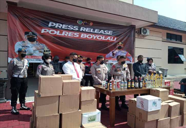 Sehari Polisi Sita 1.149 Botol Miras dari 6 Lokasi di Boyolali