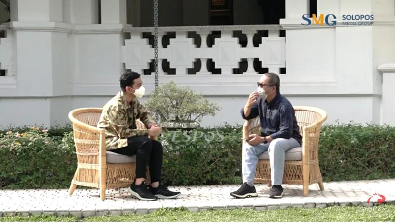 Wali Kota Solo Gibran Rakabuming Raka berbincang dengan Presiden Direktur Solopos Media Group (SMG) Arif Budisusilo dalam wawancara eksklusif di Museum Batik Keris Solo, Senin (17/1/2022). (Youtube Espos Indonesia )