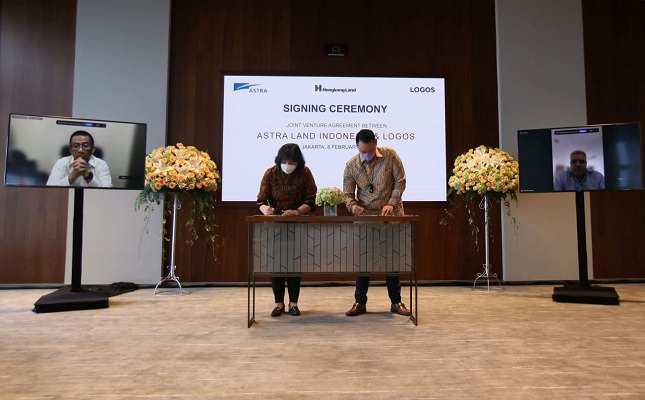 Presiden Direktur Astra Djony Bunarto Tjondro (monitor kiri) beserta Chairman LOGOS Southeast Asia Stephen Hawkins (monitor kanan) menyaksikan penandatanganan kesepakatan pembentukan perusahaan patungan antara Astra, Hongkong Land melalui ALI dan LOGOS, Selasa (8/2/2022). (Istimewa)