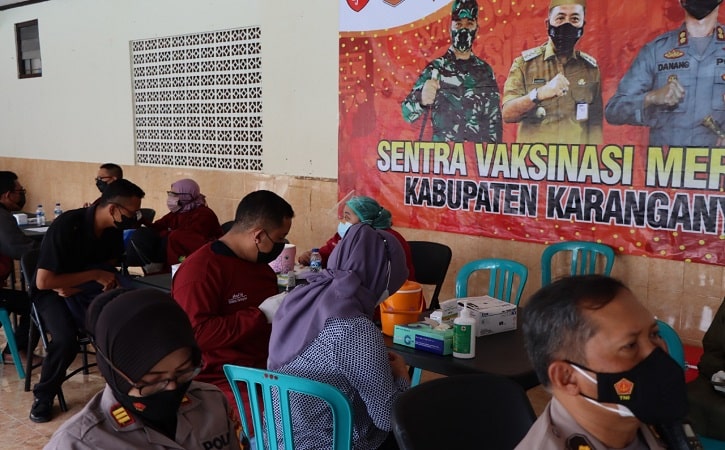 Warga menjalani skrining saat mengikuti proses vaksinasi Covid-19 booster di Mapolres Karanganyar, Sabtu (19/2/2022). (Istimewa)