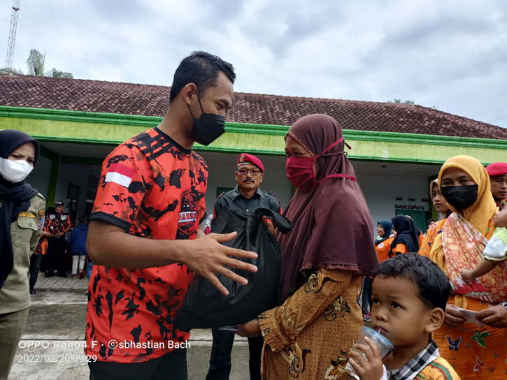 Pemkab Kelamaan, Pemuda Pancasila Karanganyar Beri Bantuan Warga Isoman