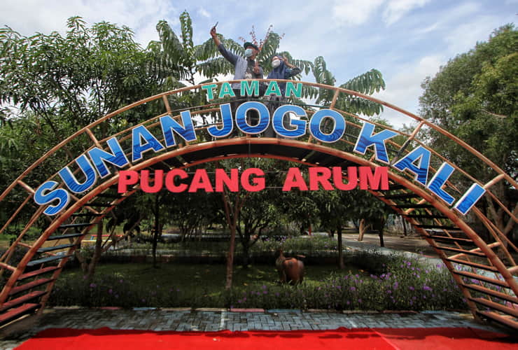 Warga mengunjungi Taman Sunan Jaga Kali di Pucangsawit, Jebres, Solo, Rabu (10/11/2021). (Solopos-Nicolous Irawan)