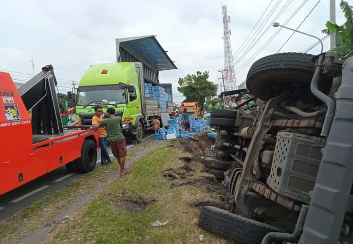Truk Pengangkut Air Mineral Terperosok ke Sungai di Bulakrejo Sukoharjo