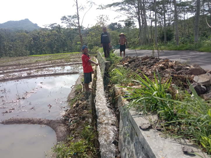 Talut Jalan Sepanjang 5 Meter di Jambeyan Sragen Ambrol