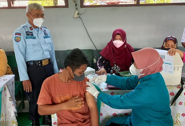 Kepala Lapas Kelas II B Purwodadi Soebiyakto menyaksikan warga binaan pemasyarakatan mendapatkan vaksin booster di aula lapas, Rabu (30/3/2022). (Solopos/Arif Fajar S)