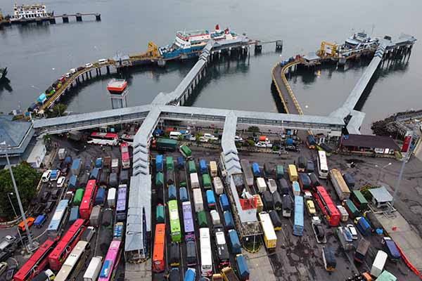 Foto udara antrean kendaraan memasuki kapal di Pelabuhan Ketapang, Banyuwangi, Jawa Timur, Jumat (4/3/2022). (Antara/Budi Candra Setya)