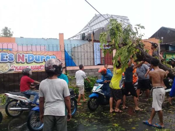 Lisus Terjang Kerjo-Jaten Karanganyar, Pohon Tumbang hingga Rumah Rusak