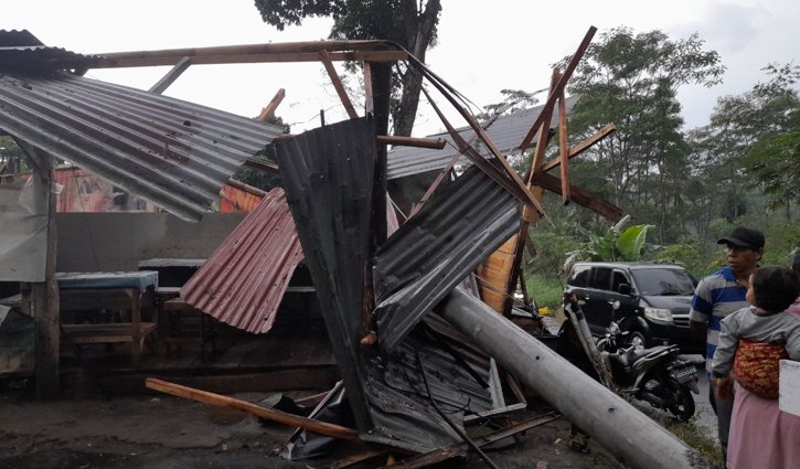 Warung bakso Wardi di Dusun Banyusodo, Tanduk, Ampel, Boyolali, hancur tertimpa tiang listrik yang roboh, Senin (28/3/2022). (Solopos/Ni’matul Faizah)