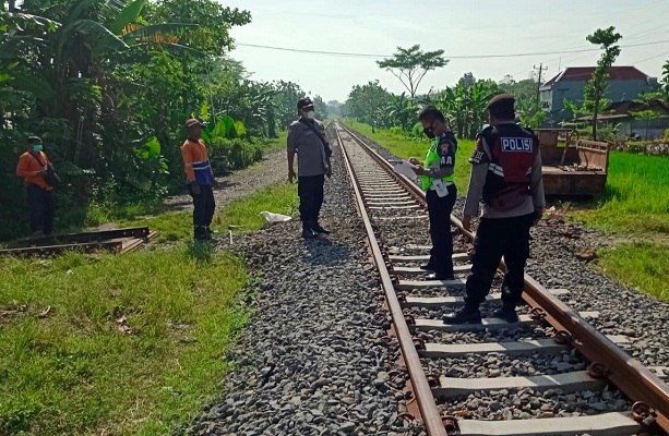 Seberangi Rel, Seorang Pengendara Motor di Grobogan Tersambar KA