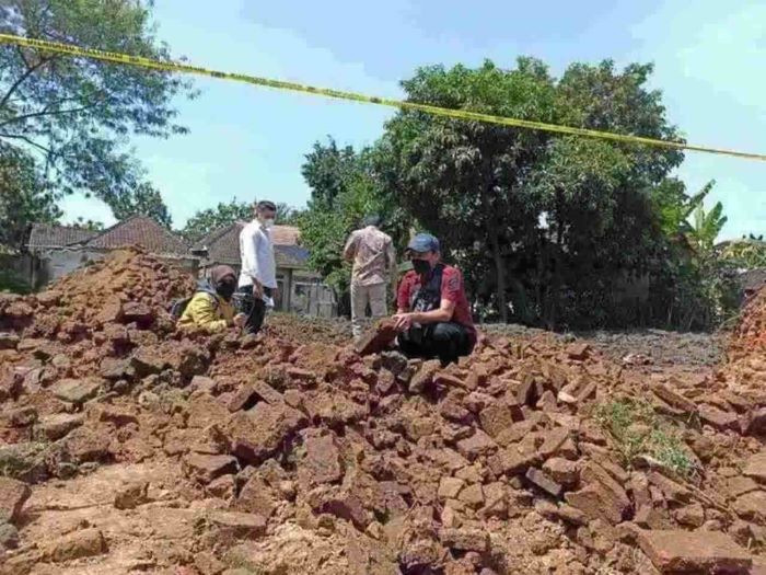 Batu bata kuno reruntuhan tembok baluwarti sisi barat bagian luar bekas Keraton Kartasura, Kecamatan Kartasura, Kabupaten Sukoharjo, Provinsi Jawa Tengah yang dijebol menggunakan alat berat, Jumat (22/4/2022). Penjebolan tembok dihentikan karena merusak bangunan cagar budaya dan kemudian diberi garis polisi. Kini kasus perusakan cagar budaya itu ditangani Pemerintah Kabupaten Sukoharjo dan kepolisian. (Solopos.com/Magdalena Naviriana Putri)