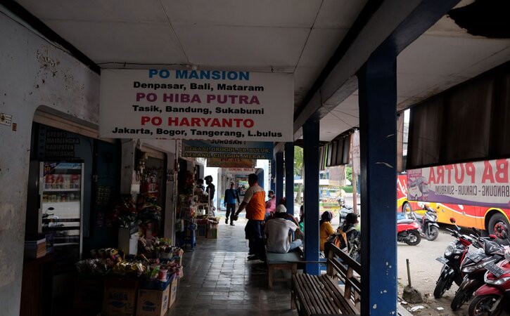 Aktivitas di kios agen penjualan tiket bus di Terminal Bus Pilangsari, Sragen, Sabtu (30/4/2022). (Espos/Wahyu Prakoso)