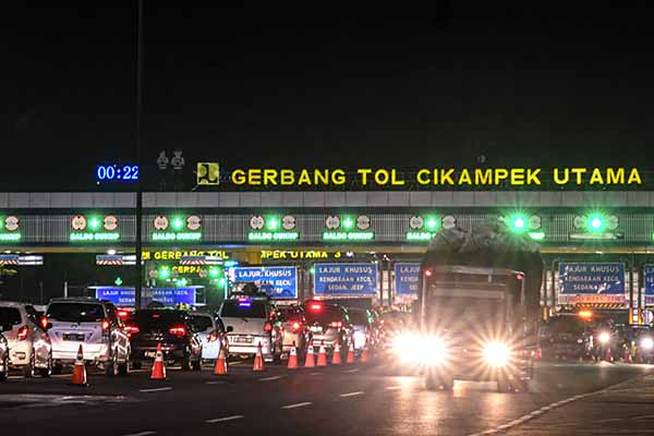 Sejumlah kendaraan melintasi gerbang tol saat pemberlakuan 'Contraflow' di jalan tol Jakarta-Cikampek, Kabupaten Purwakarta, Jawa Barat, Kamis (28/4/2022) dini hari. Pemberlakuan 'Contraflow' yang dimulai dari kilometer 47 ruas jalan tol Jakarta-Cikampek tersebut sebagai langkah untuk mengurangi kepadatan lalu lintas arus mudik Lebaran 2022. ANTARA FOTO/M Risyal Hidayat/nym.